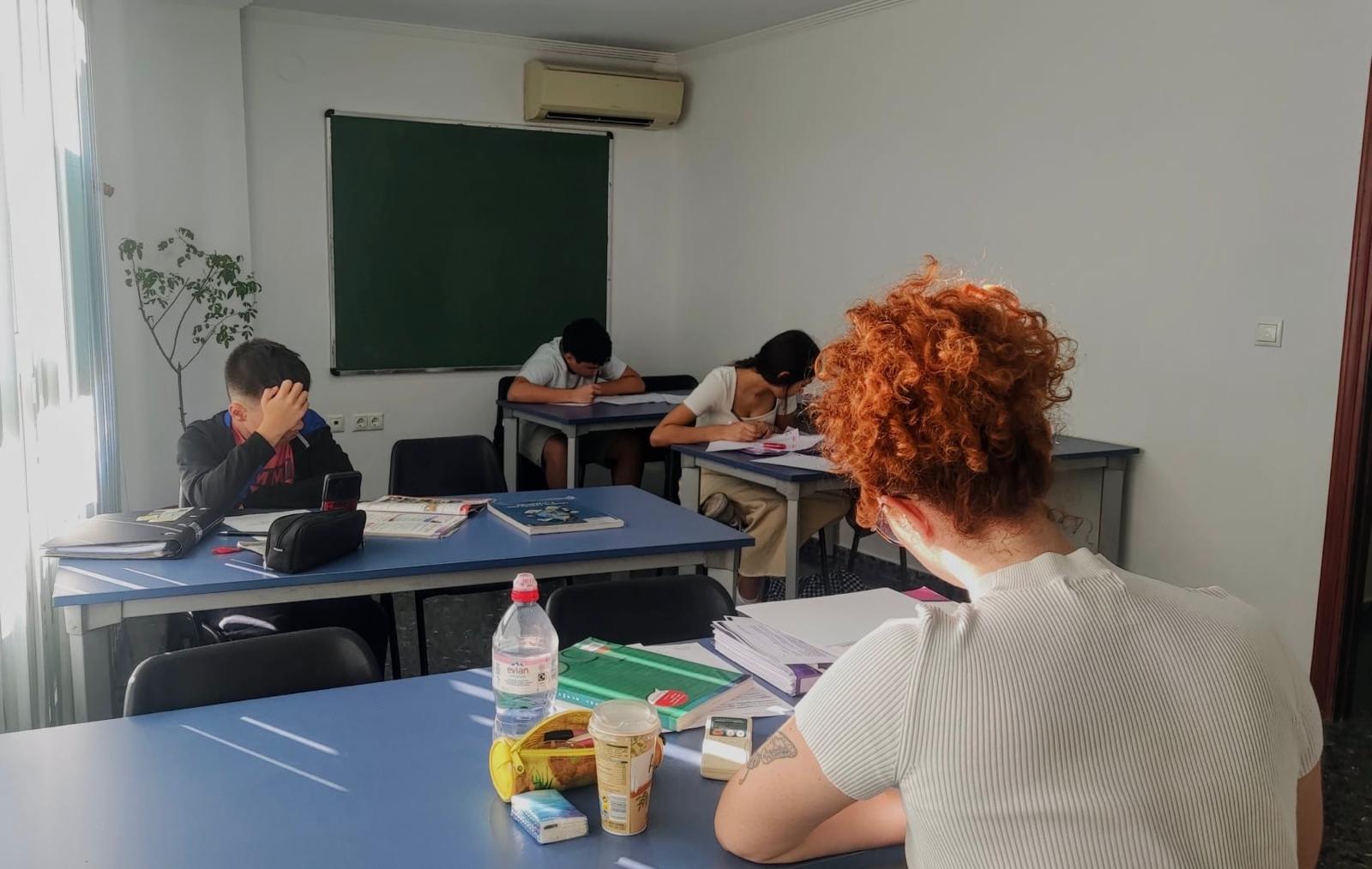 Alumnos estudiando en Tu Academia
