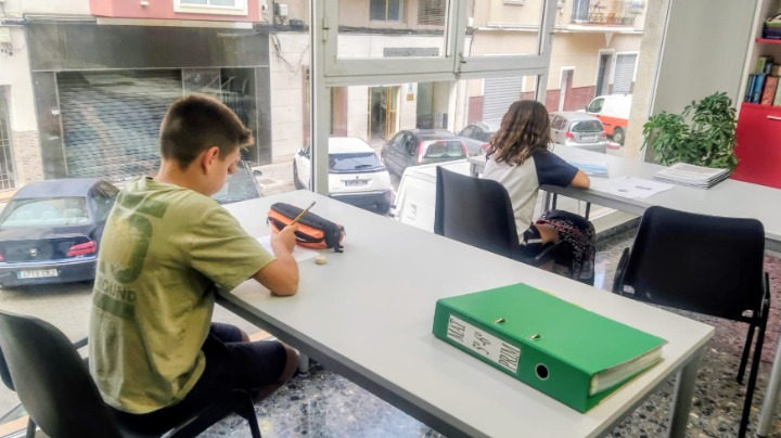 Alumnos estudiando en Tu Academia